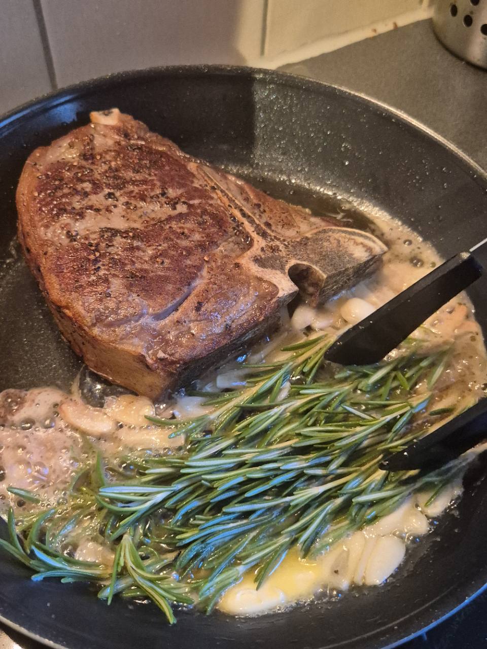 T-bone steak, IKEA Kartoffelstock & garlic chips